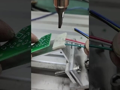 Nieuwe trendy semi-automatische soldeermachine met een mooi temperatuurregelsysteem